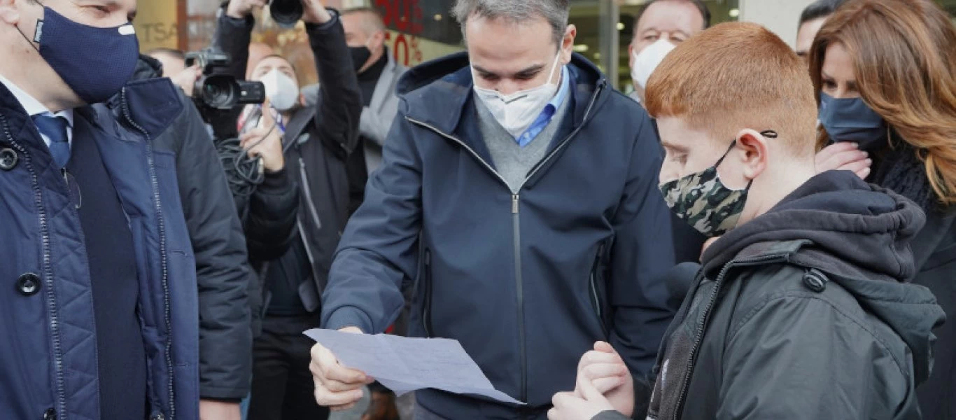 Περπάτησε στον κεντρικό δρόμο των Τρικάλων ο Κ.Μητσοτάκης - Συνομίλησε με τους πολίτες